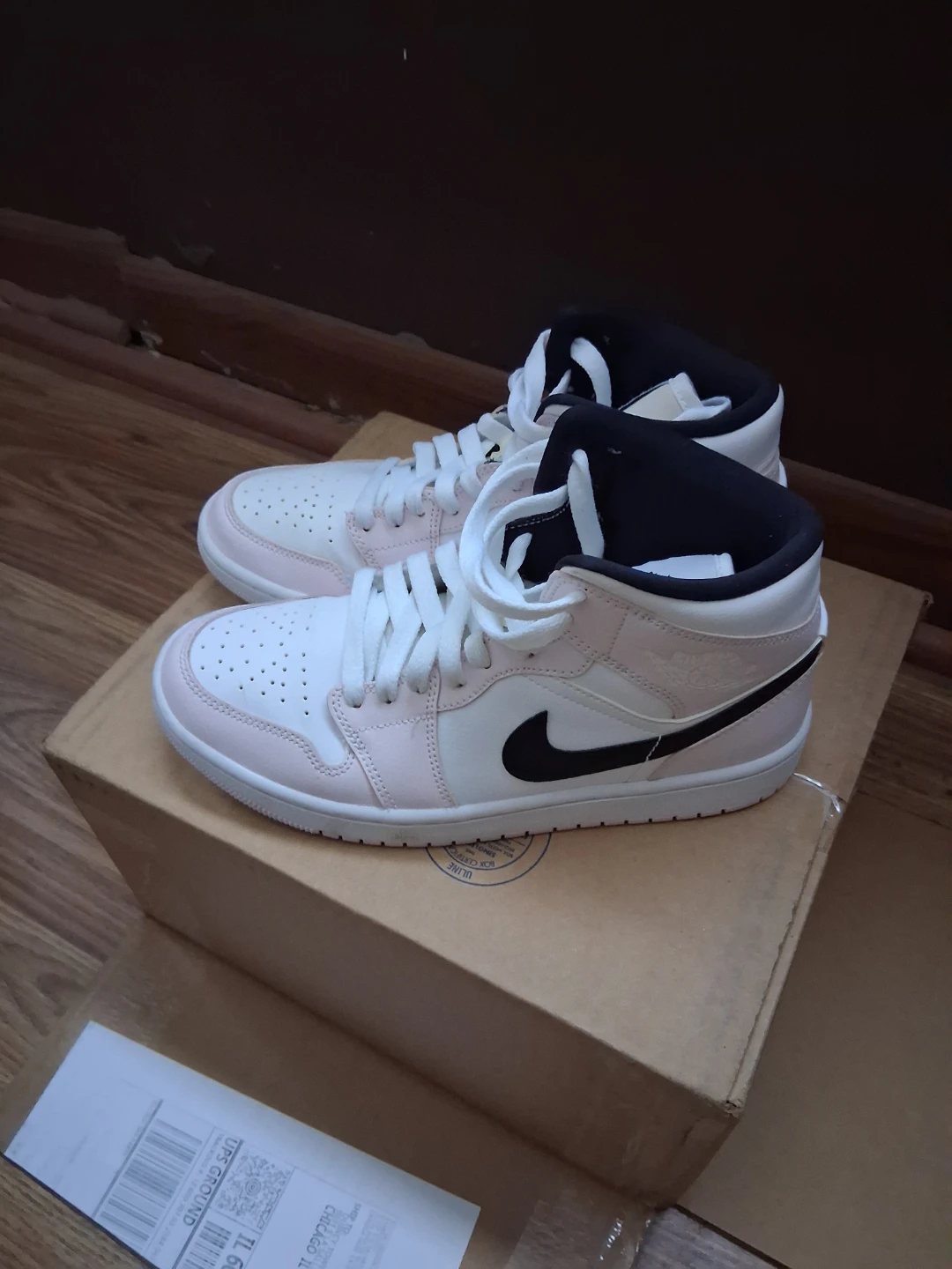 Women's Nike Air Jordan Retro 1 - photo 2