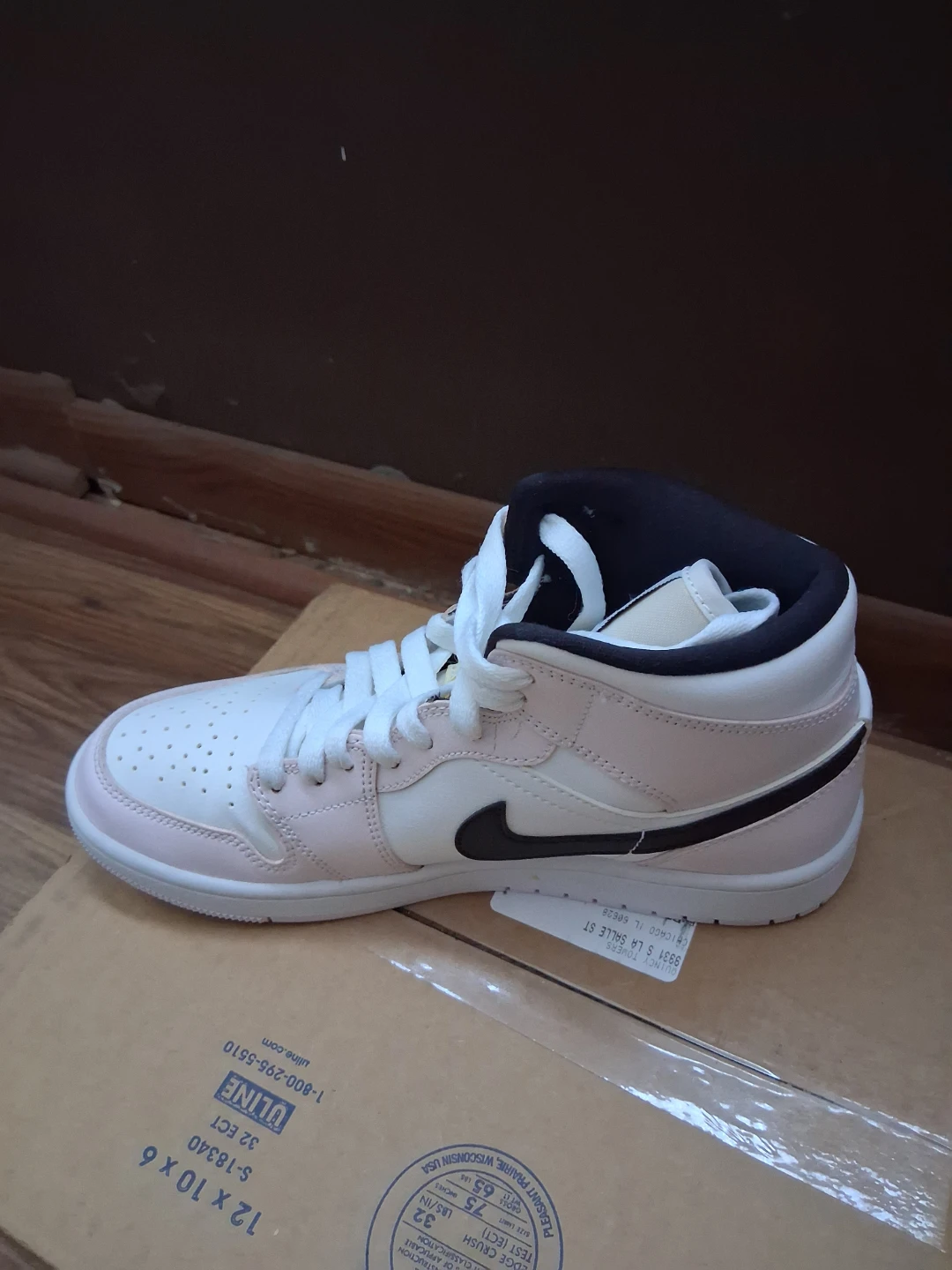 Women's Nike Air Jordan Retro 1 - photo 3