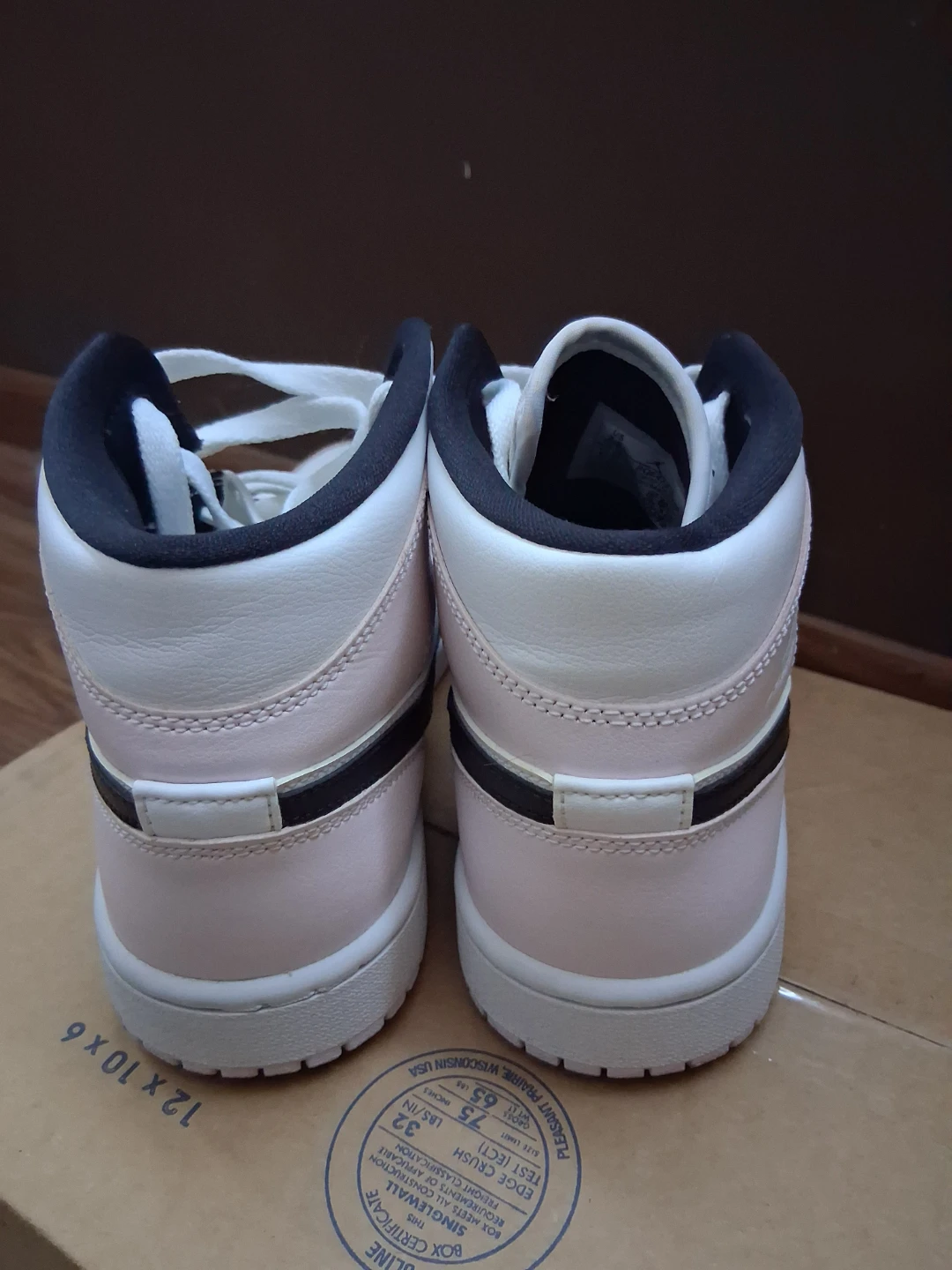 Women's Nike Air Jordan Retro 1 - photo 5