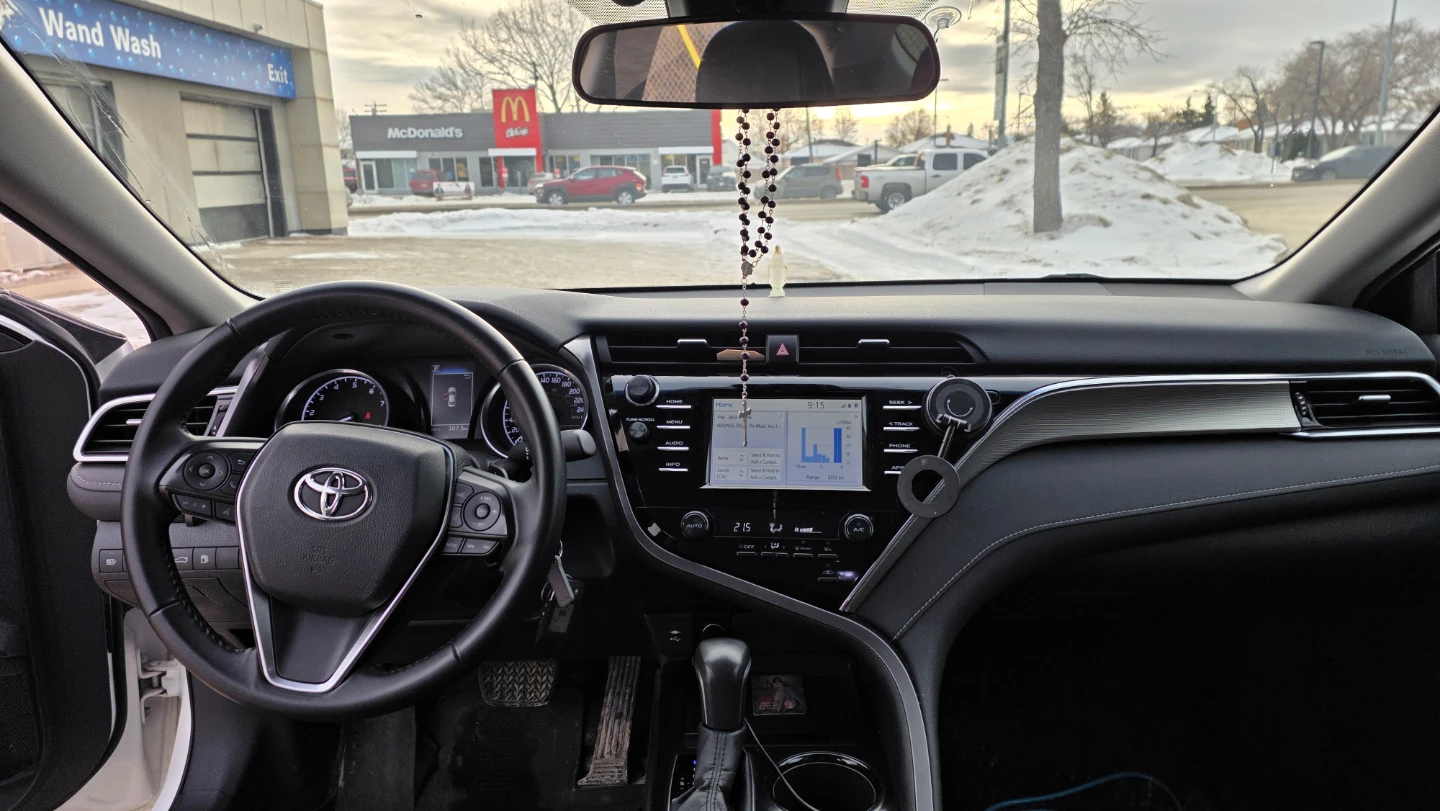 White Toyota Camry 2018 - CLEAN TITLE - photo 5