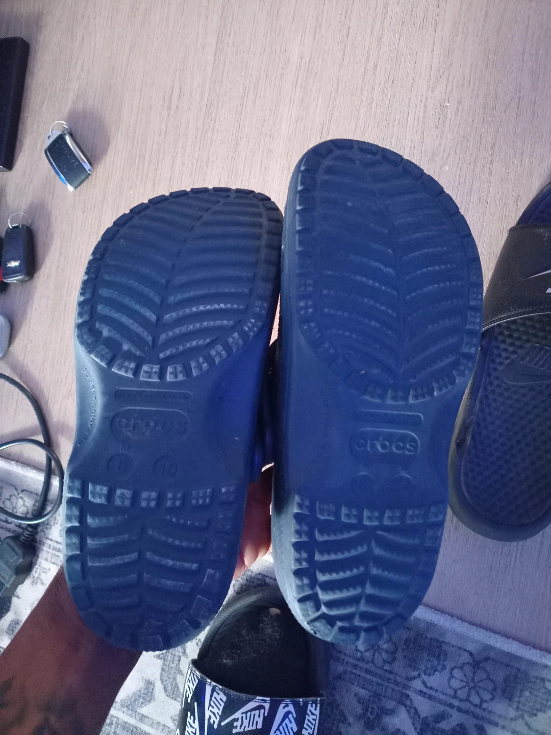 Size 8 slides and crocs - photo 2