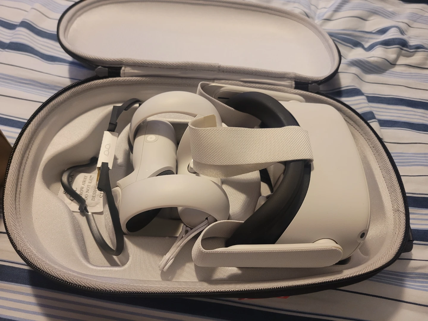 Meta Quest 2 VR Headset with Controllers - 128GB - photo 2