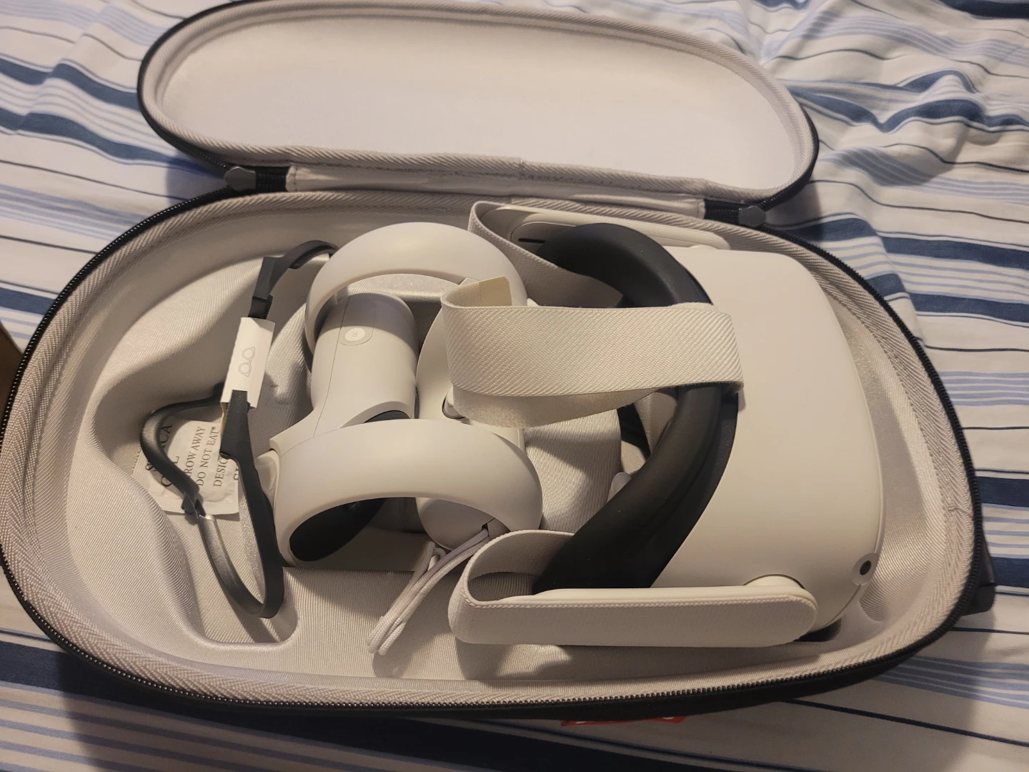Meta Quest 2 VR Headset with Controllers - 128GB - photo 3