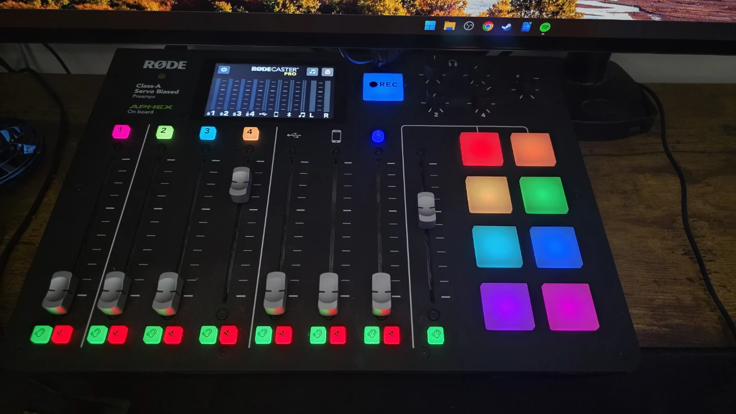 RØDE RØDECaster Pro Podcast Production Studio