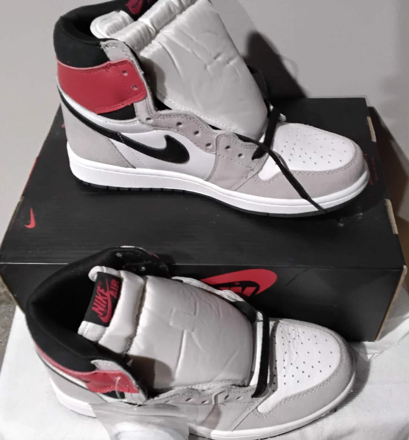 Air Jordan 1 High OG "Light Smoke Grey" Sneakers