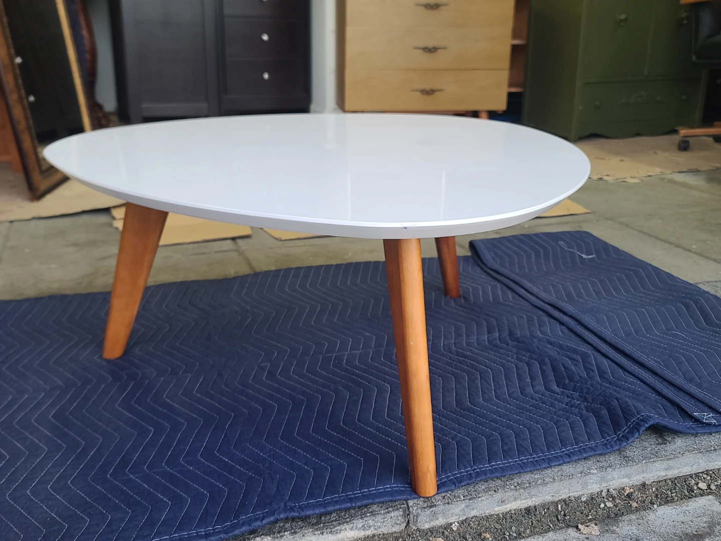 White Oval Coffee Table with Wooden Legs - photo 2