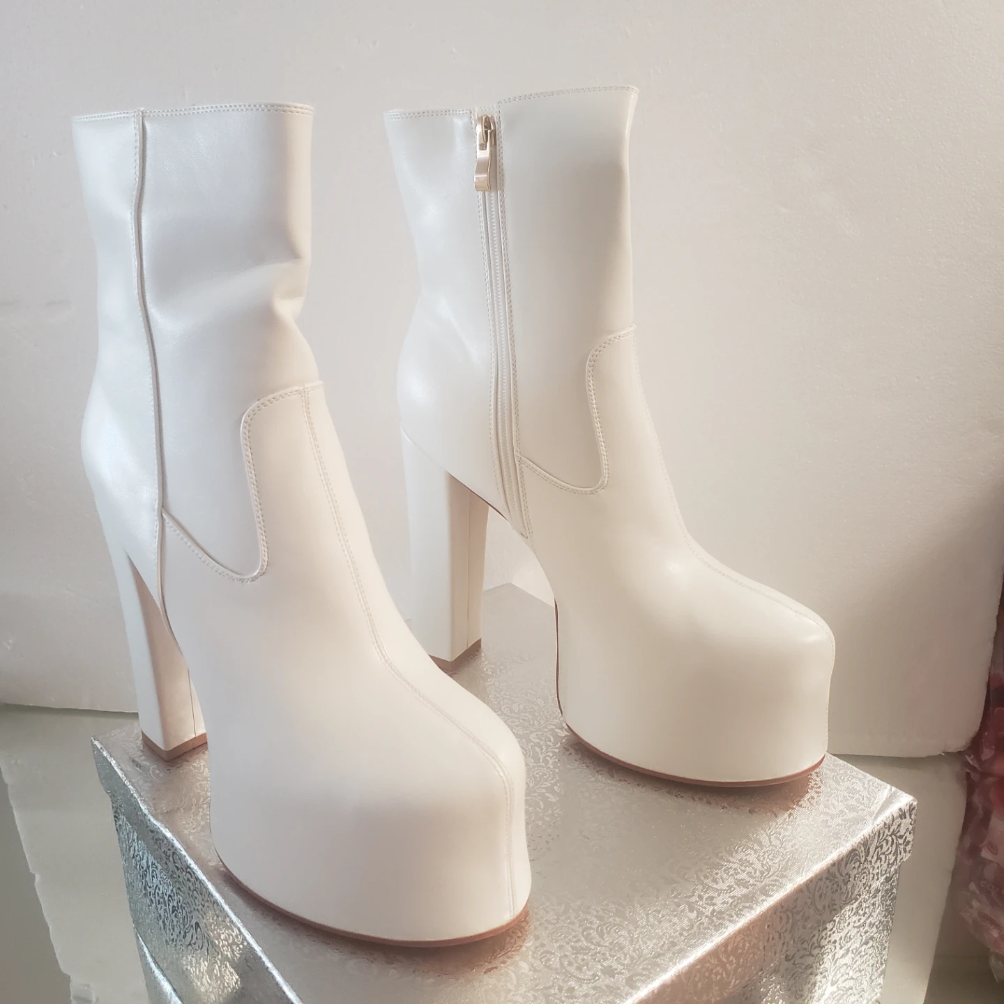 Brand new Women's platform White High Boots - photo 2