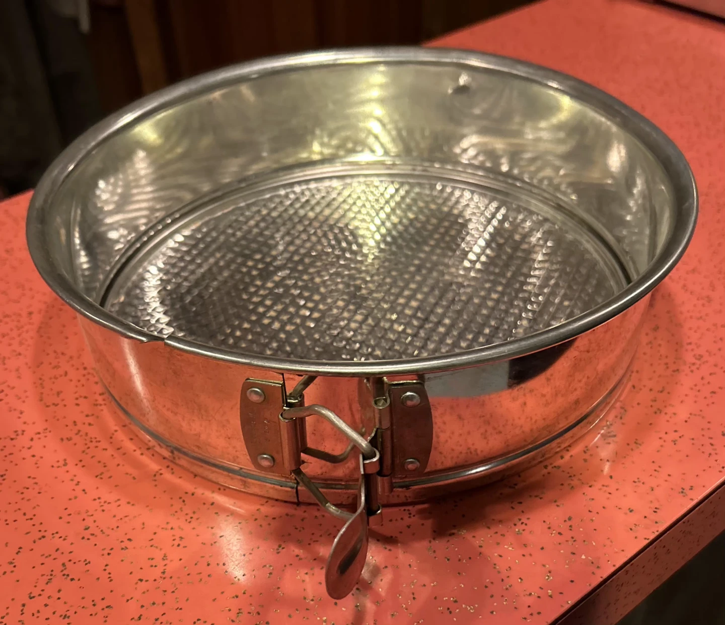 REDUCED Two in one Spring Loaded 9.5" Cake/Bundt Pan