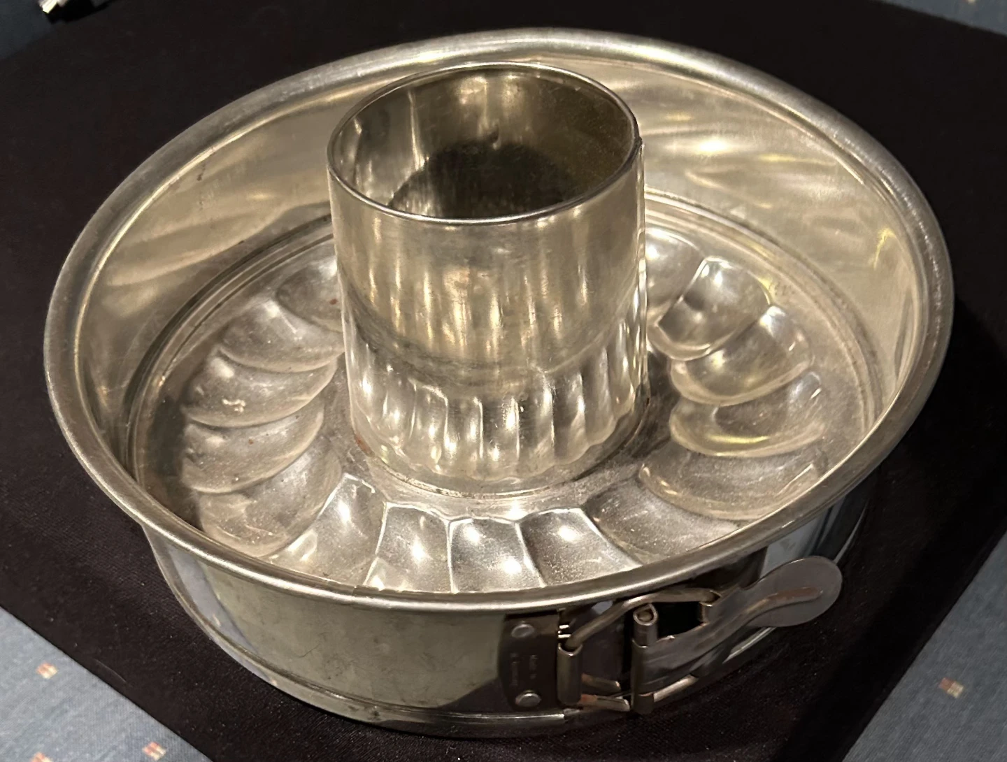 REDUCED Two in one Spring Loaded 9.5" Cake/Bundt Pan - photo 2