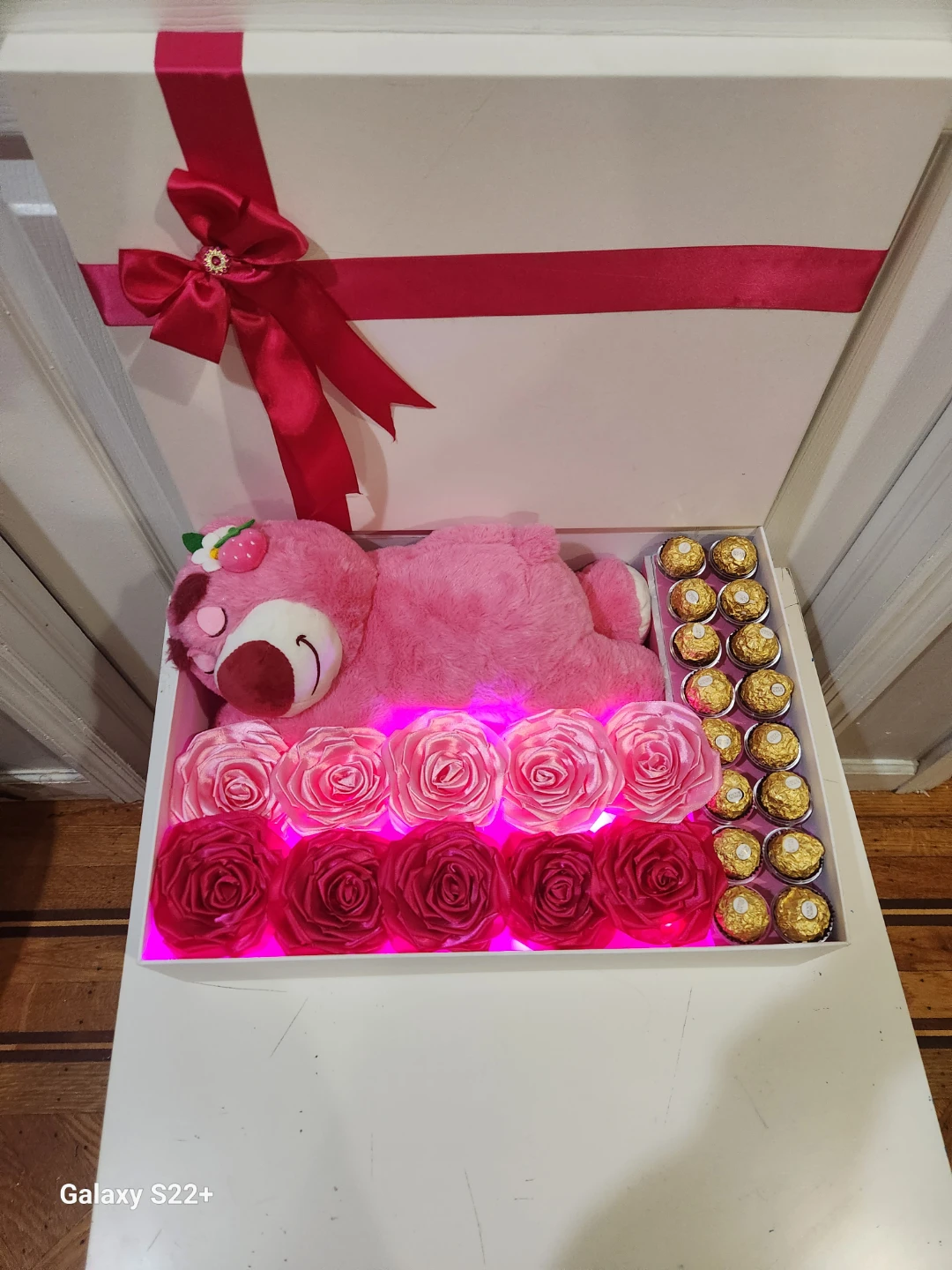 Cajas con rosas eternas chocolate y un peluche dormilón