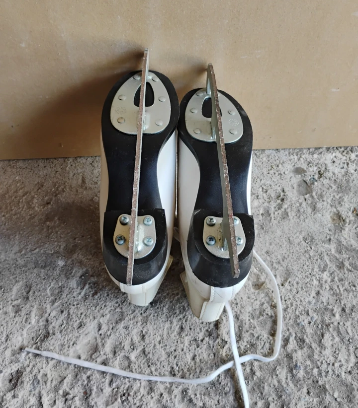 🥕Girl’s Dominion Canada Figure Skates Size 8🥕 - photo 3