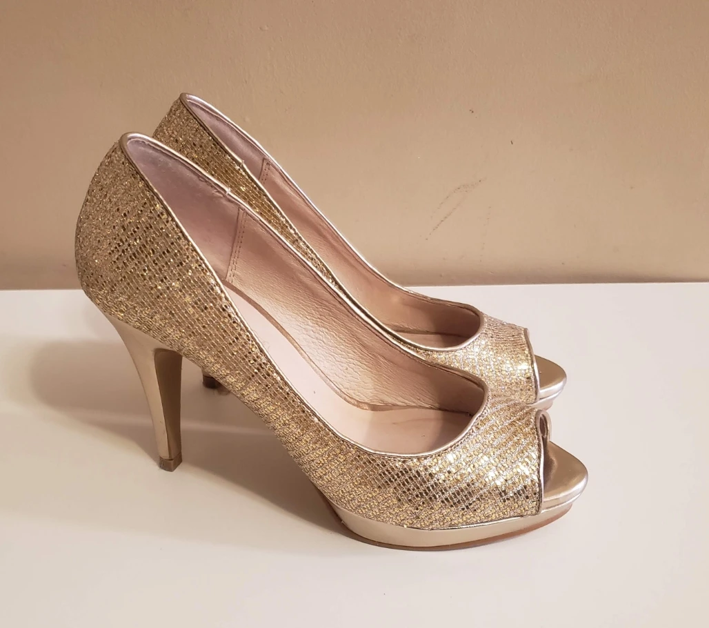 Gold Sparkly Heels (size 6)