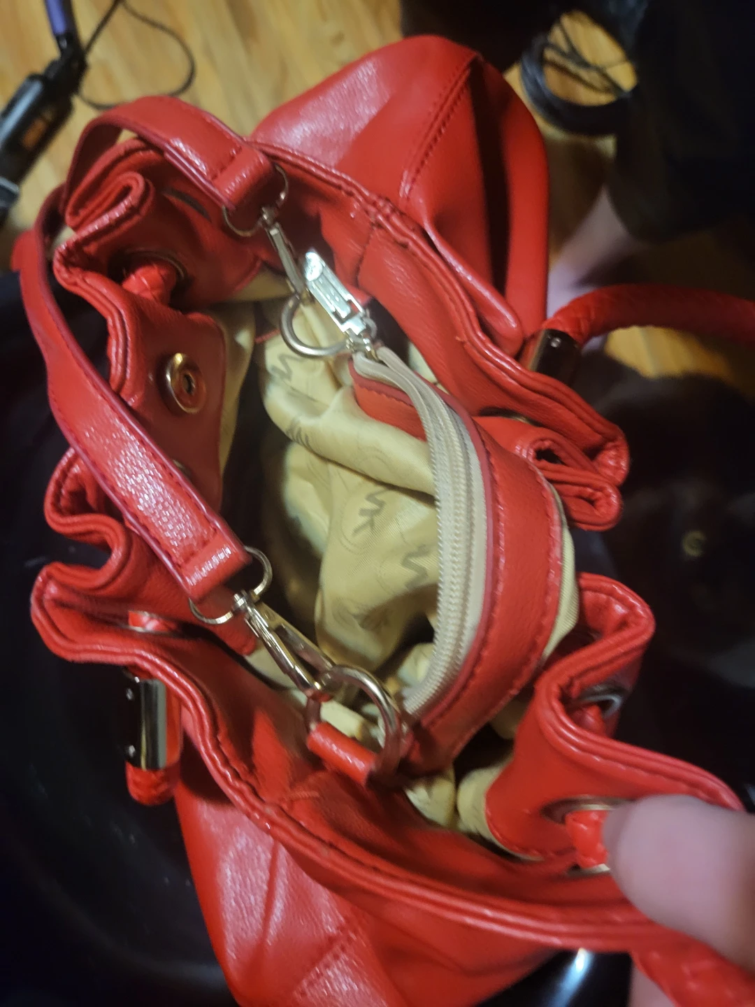 Michael Kors Red Leather Drawstring Handbag - photo 4