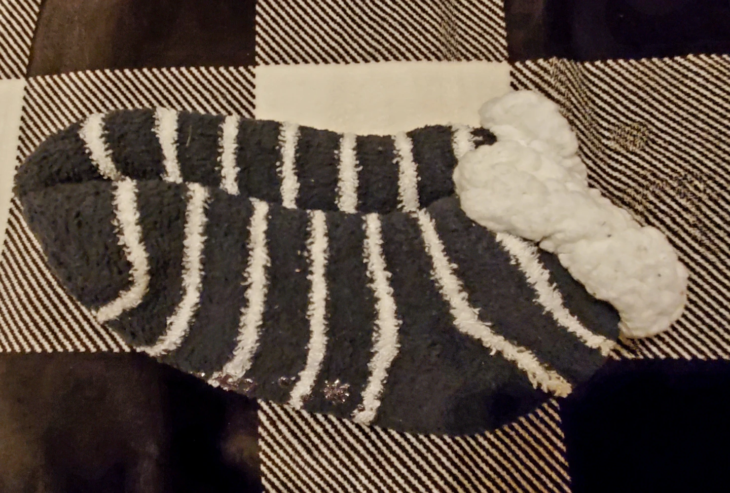 Muk Luks - cozy Striped Fuzzy Slipper Socks 🏆