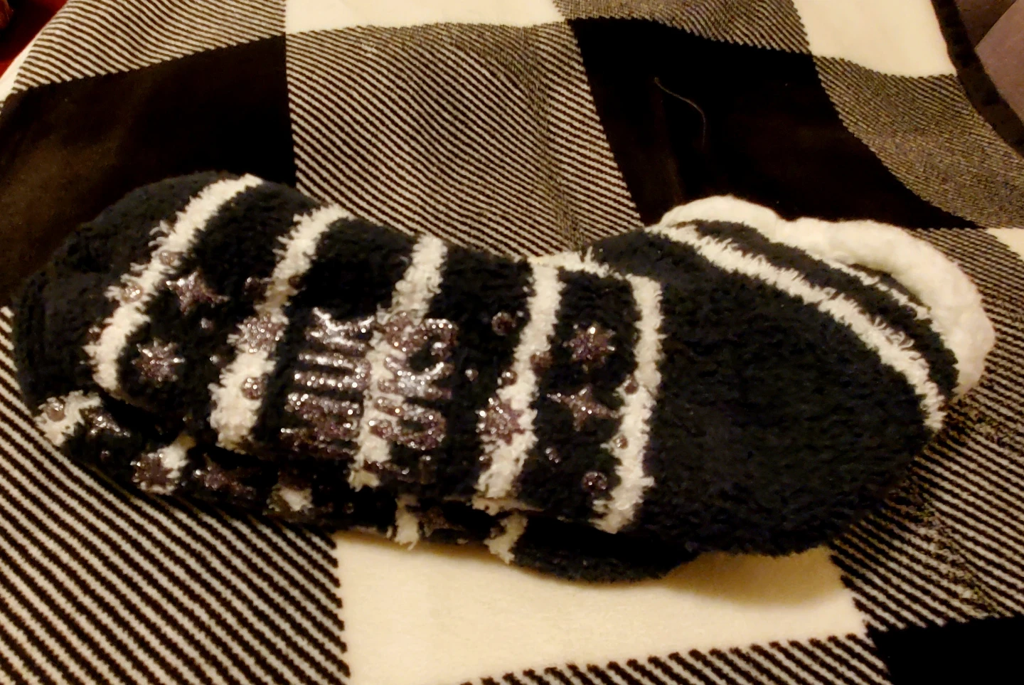 Muk Luks - cozy Striped Fuzzy Slipper Socks 🏆 - photo 2