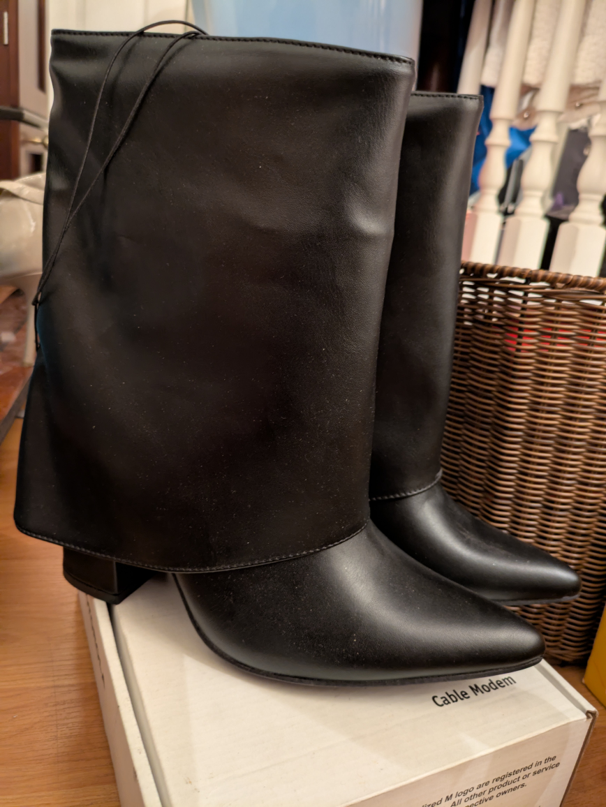 🏆 BRAND NEW vegan leather boots. Sz:8