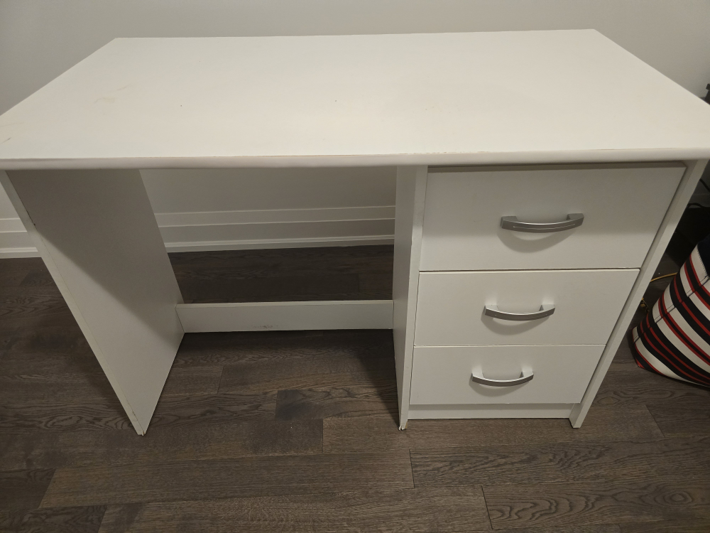 White desk with 3 drawers