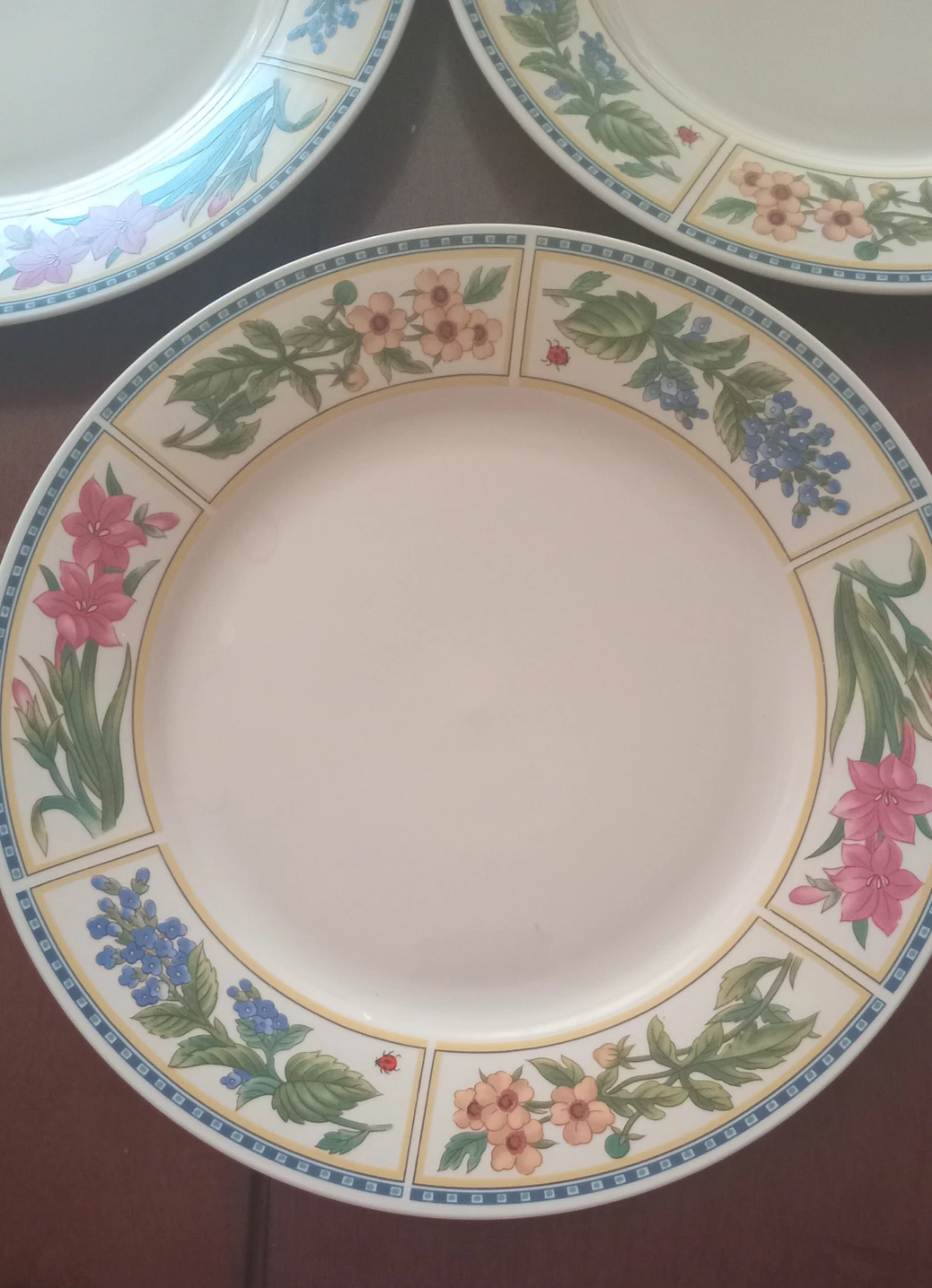 Trilogy Dinner Plates - Set of 3 - Floral Design "🏆"