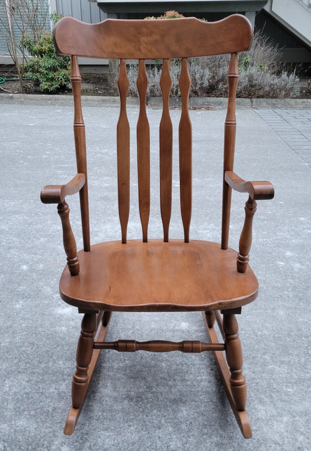 Very Nice Classic Wooden Rocking Chair. - photo 2