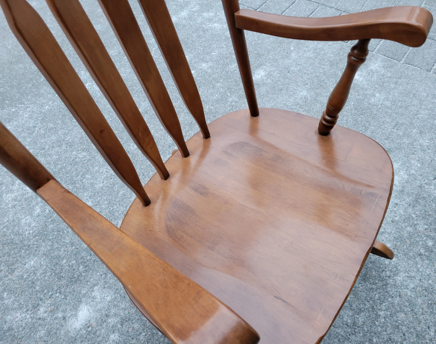 Very Nice Classic Wooden Rocking Chair. - photo 4