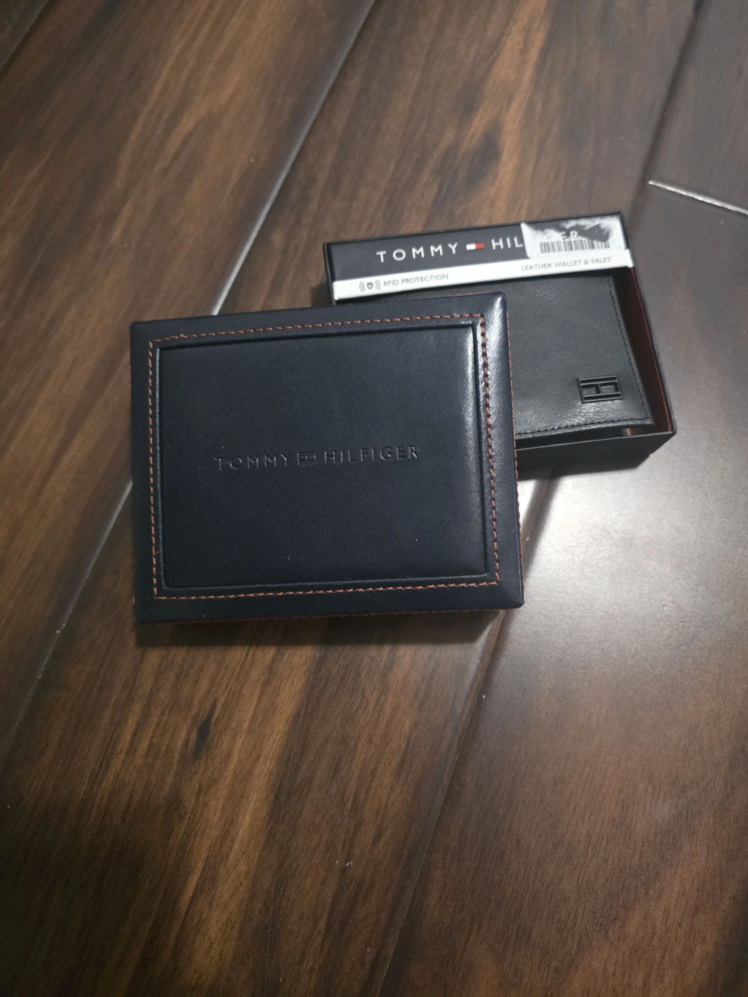 Tommy Hilfiger Leather Wallet & Card Holder