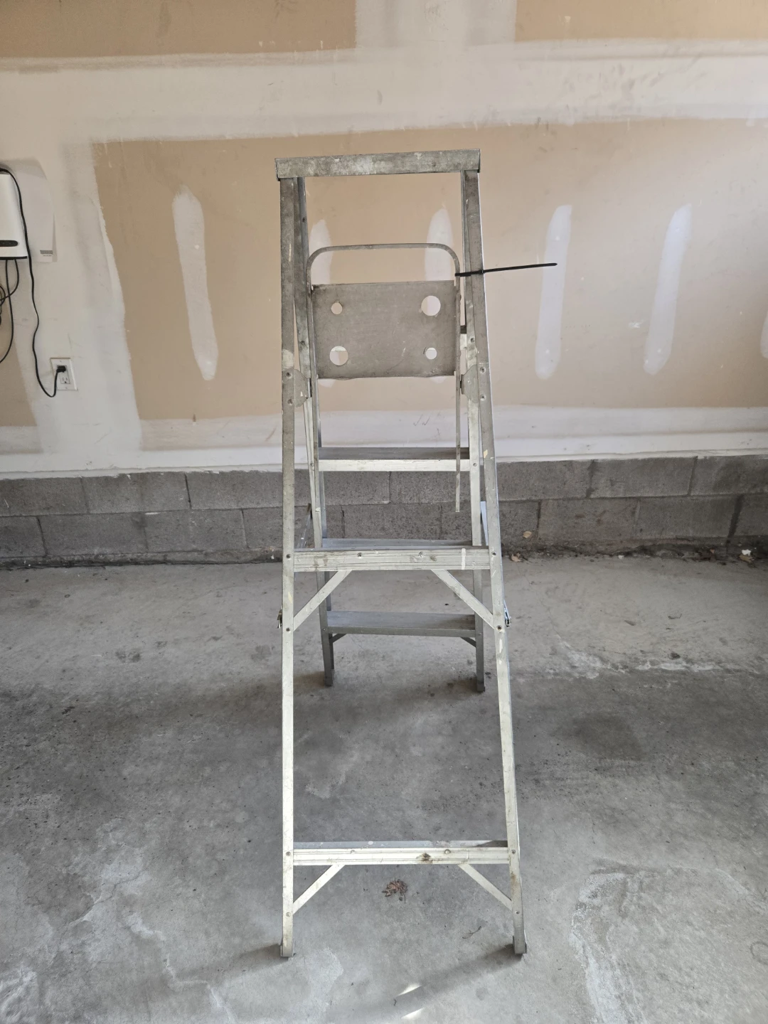5ft Aluminum Step Ladder - photo 3