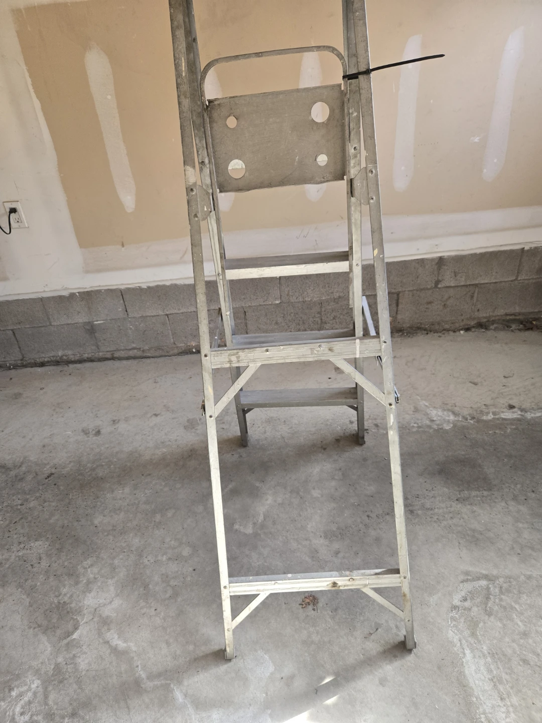 5ft Aluminum Step Ladder - photo 4