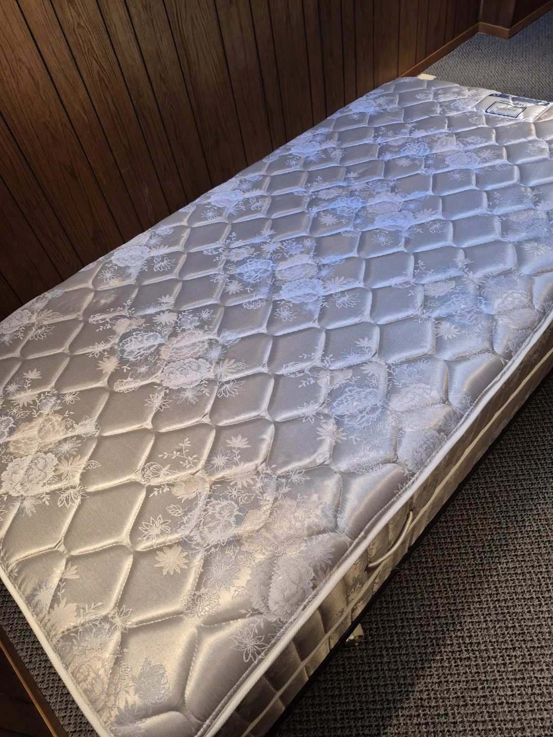FREE Bed: Twin size, Simmons High Quality Pocket Coil Springs - photo 4
