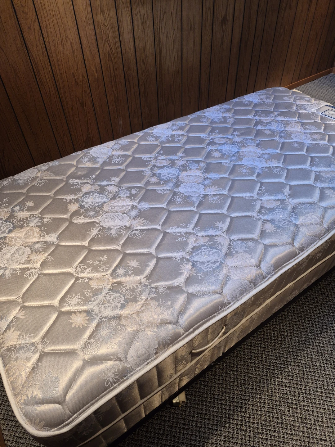 FREE Bed: Twin size, Simmons High Quality Pocket Coil Springs - photo 5