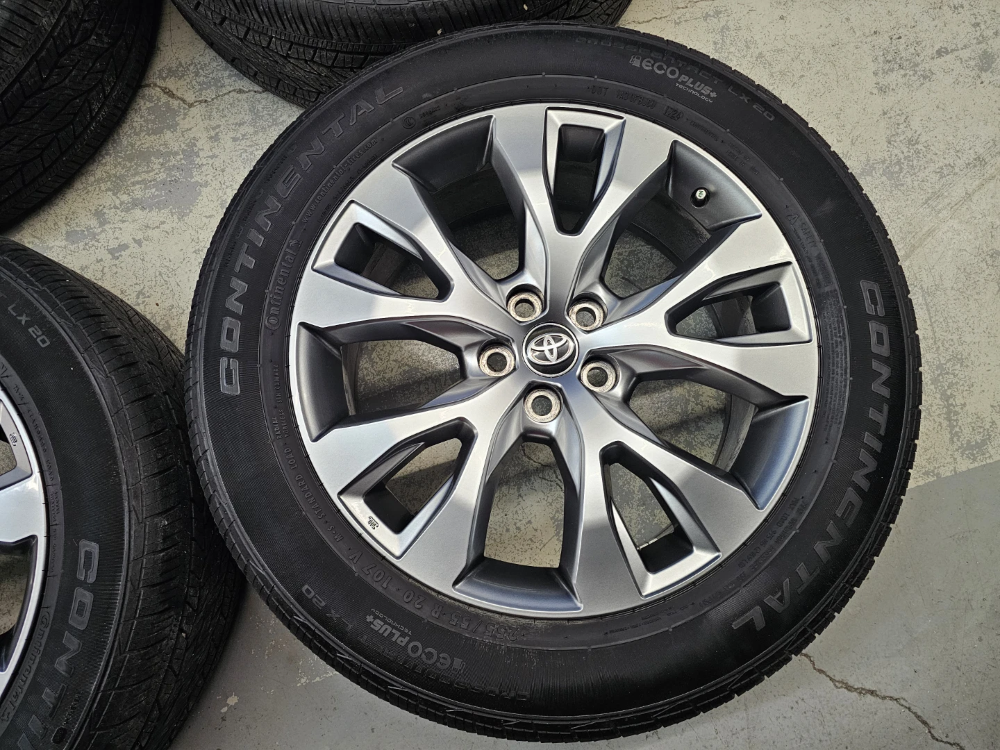 TOYOTA GRAND HIGHLANDER O.E.M RIMS AND ALL SEASON TIRES - photo 4