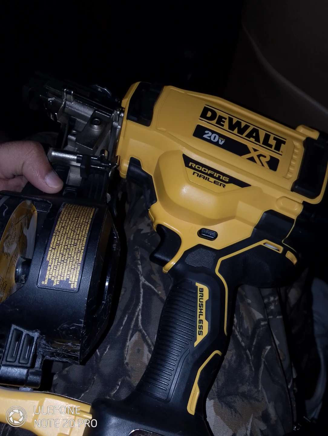 DEWALT 20V MAX XR Roofing Nailer DCFN458 - photo 2