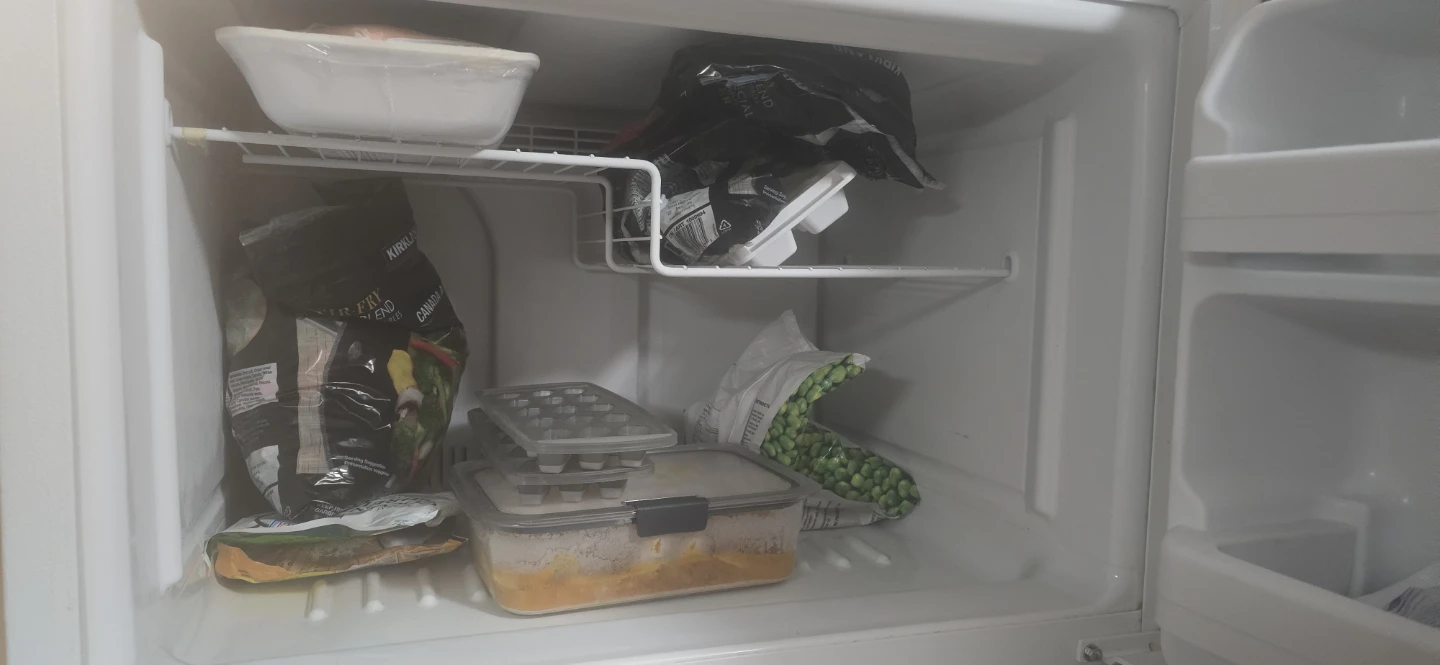 White GE Top Freezer Refrigerator - photo 4