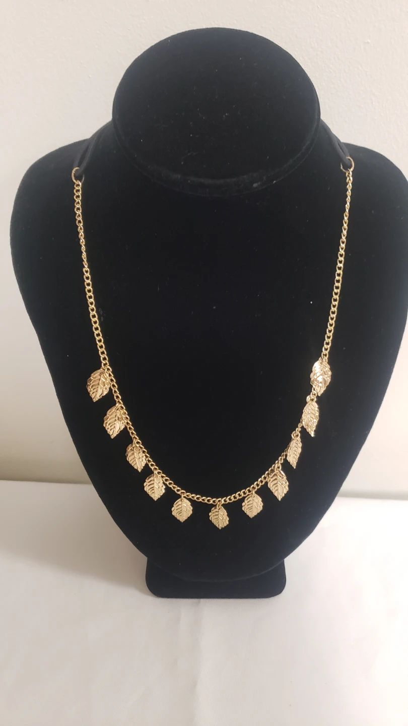 Like New Neclace  Gold Tone