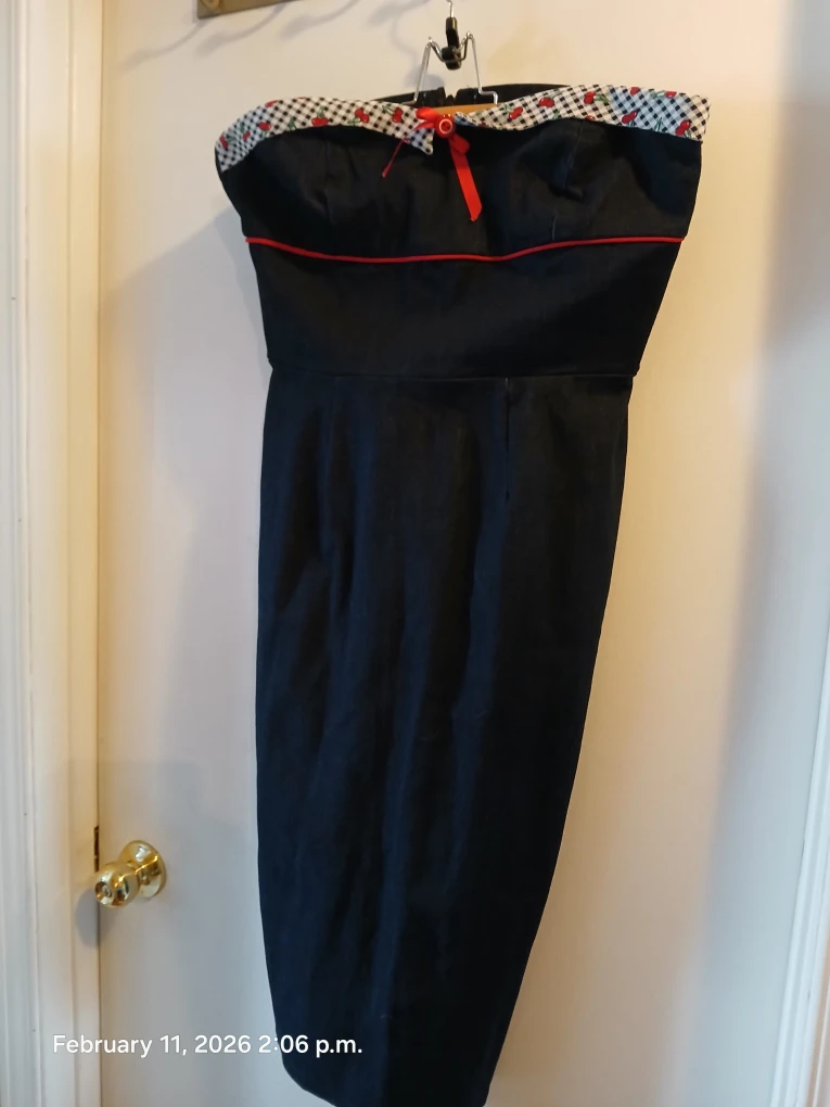 🏆 Strapless with Red Trim and Bow Accent