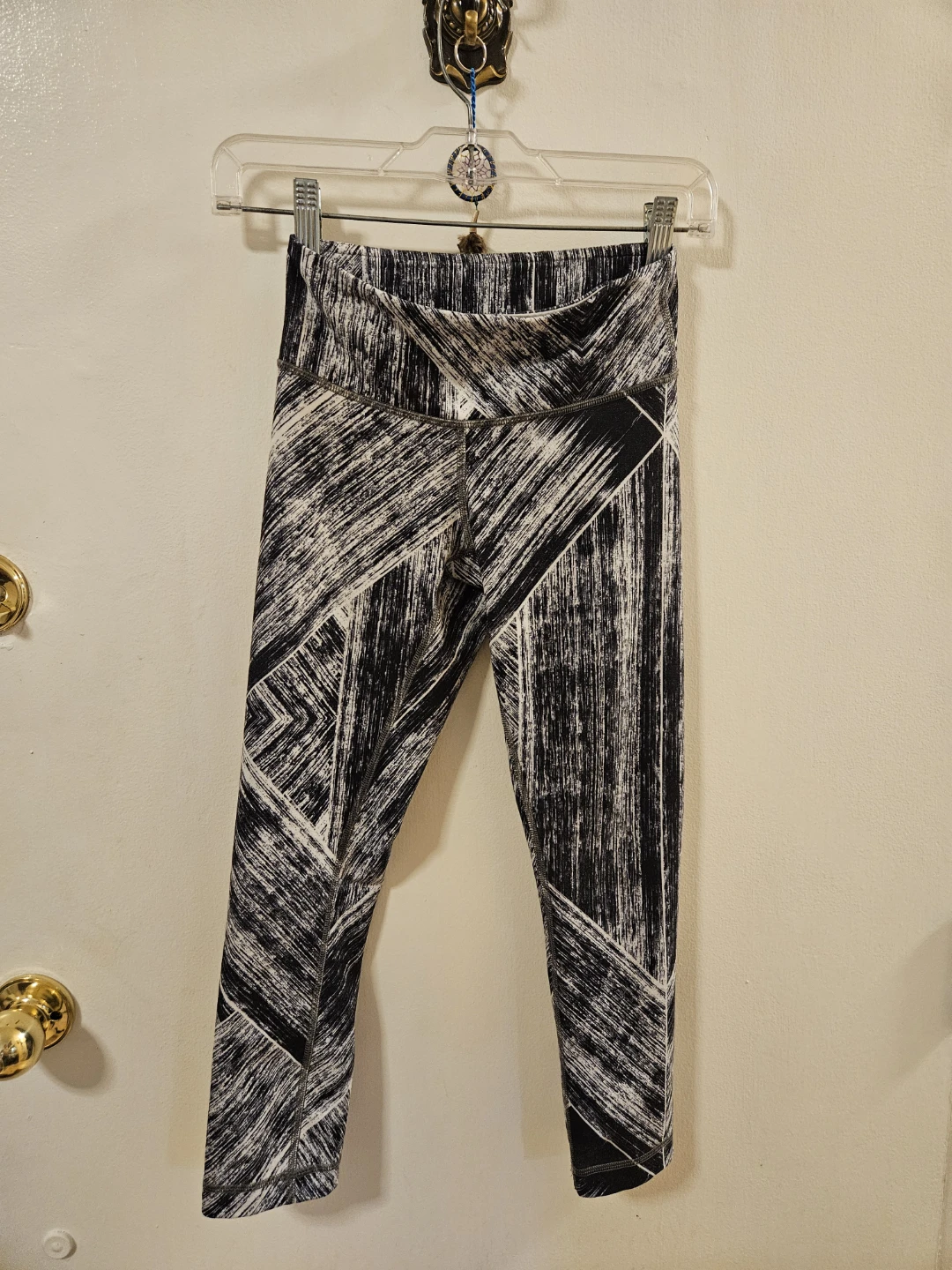 Lululemon Black & White Patterned Crop Leggings - Size 2 - photo 2