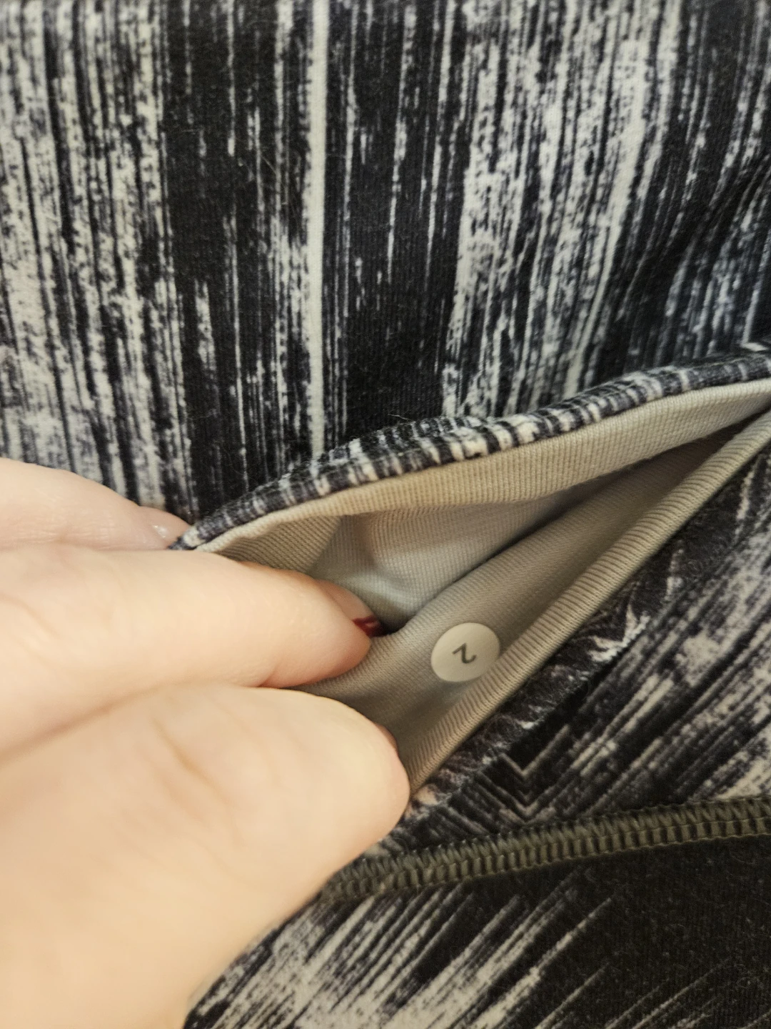 Lululemon Black & White Patterned Crop Leggings - Size 2 - photo 3
