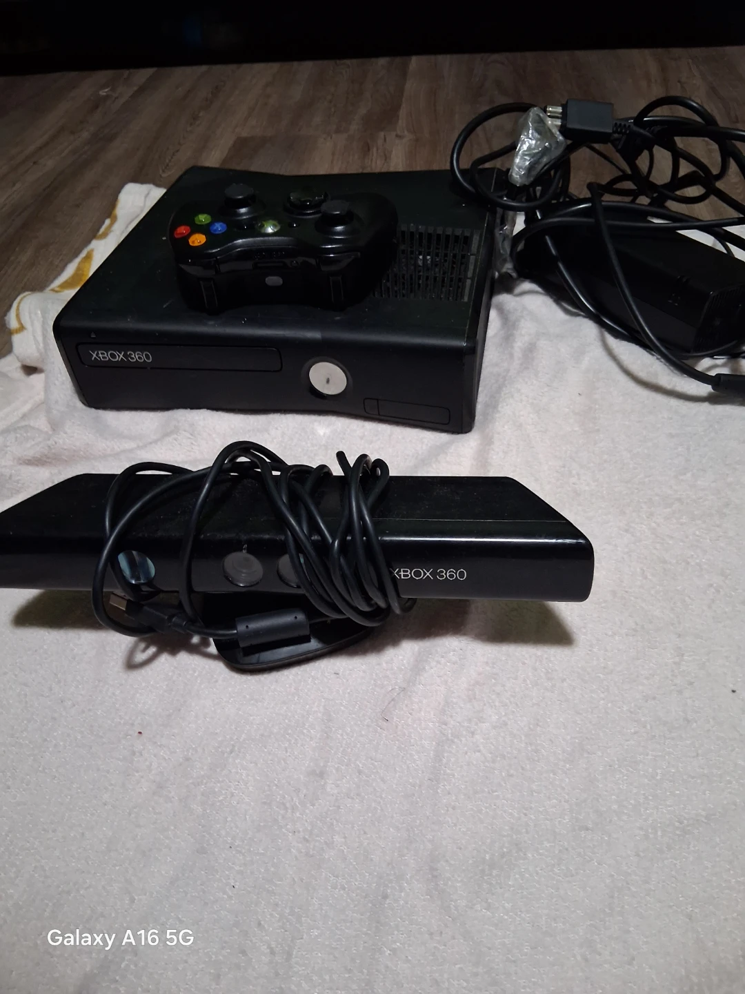 Xbox 360 Console with Kinect and Controller - photo 3