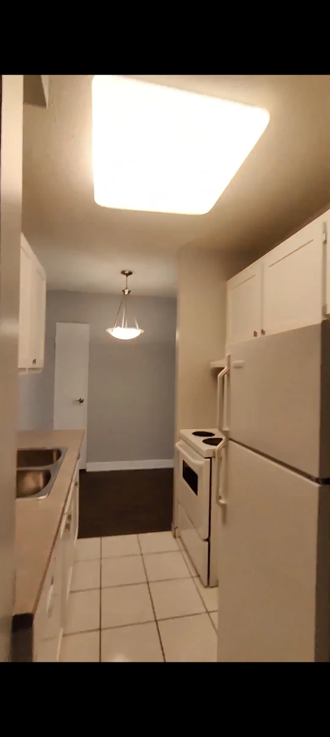 Lease Takeover Available $1229/- (Downtown Calgary) - photo 5