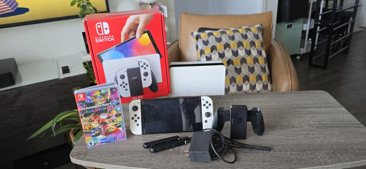 Nintendo Switch OLED W. Mario Kart 8 and Accessories - photo 2