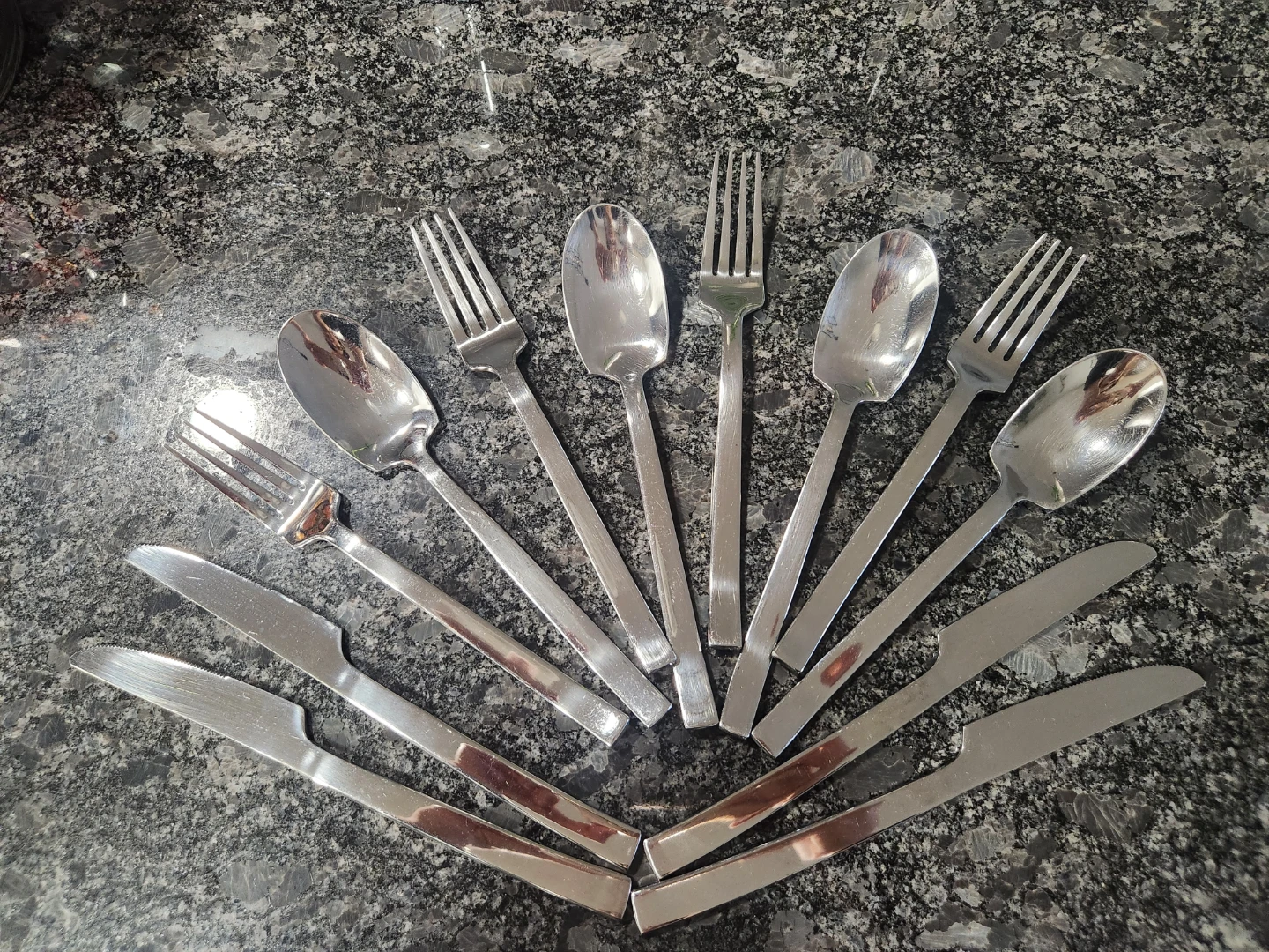 Set of 12 Stainless Steel Cutlery Pieces
