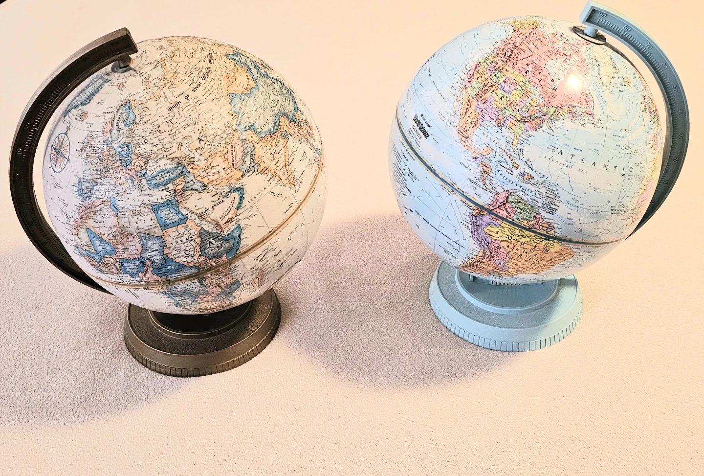 FREE! 🎁 Pair of World Globes