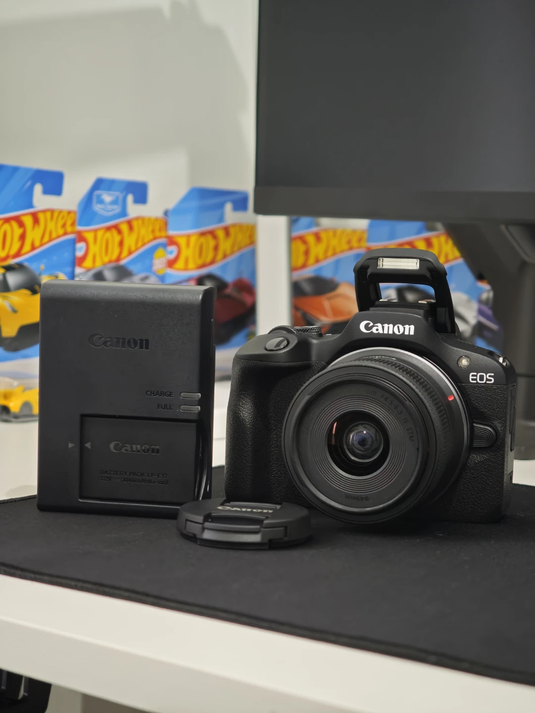 Canon EOS R100 with 18-45mm Lens
