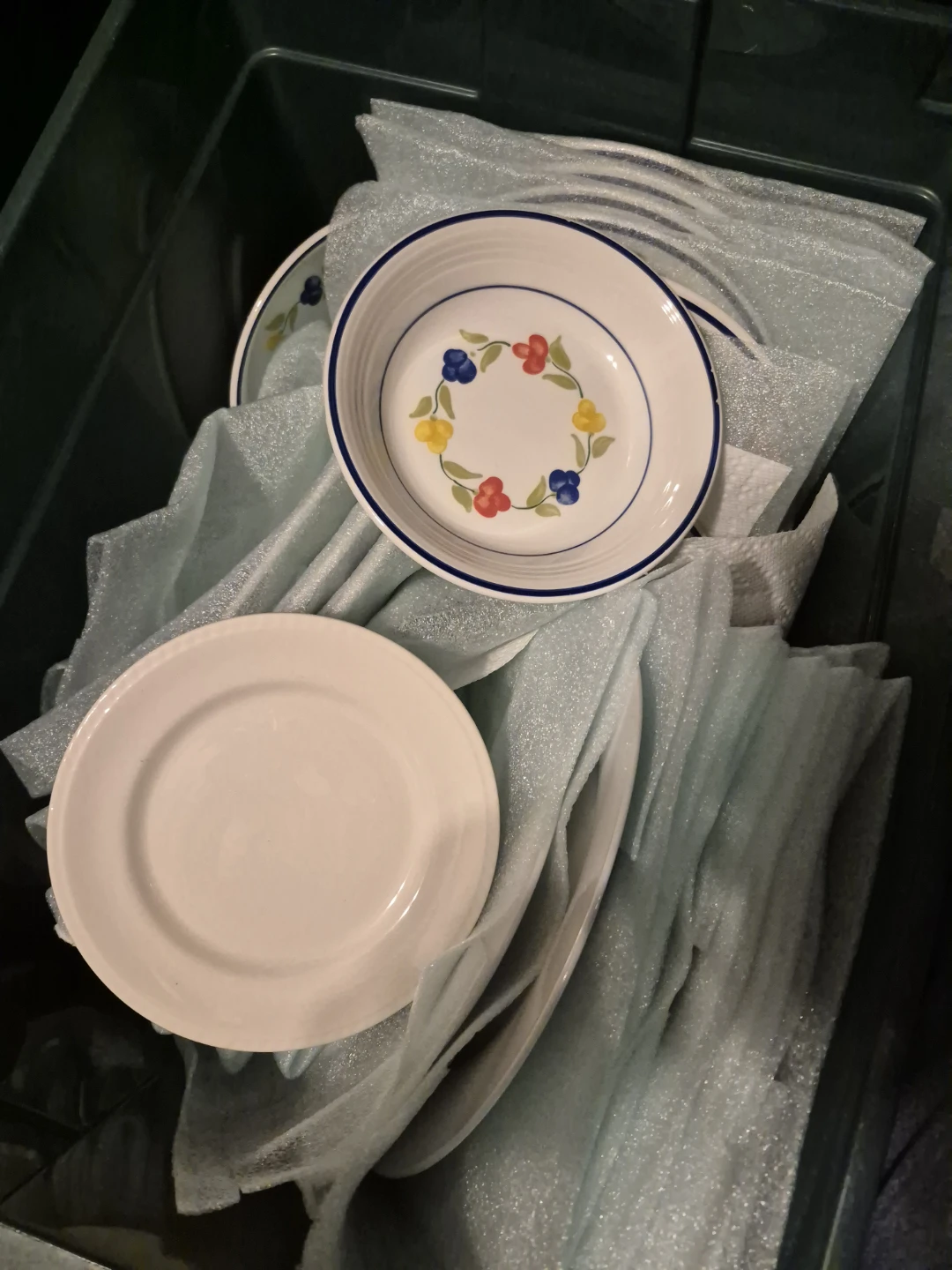 Set of 28 Plates with Floral Design and solid white - photo 3