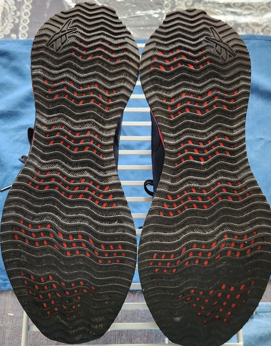 Reebok men's 9.5 to small for my feet. Smoke .pets free home - photo 2