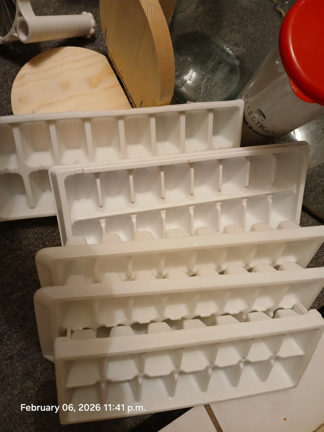 Ice cooler box, glass vase, pot lids, microwave glass plate. - photo 4