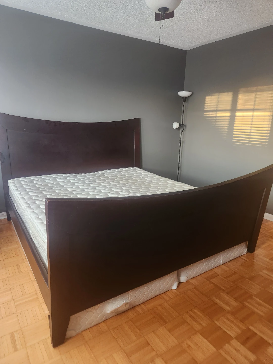 King Sized Frame w Mattress & Boxspring
