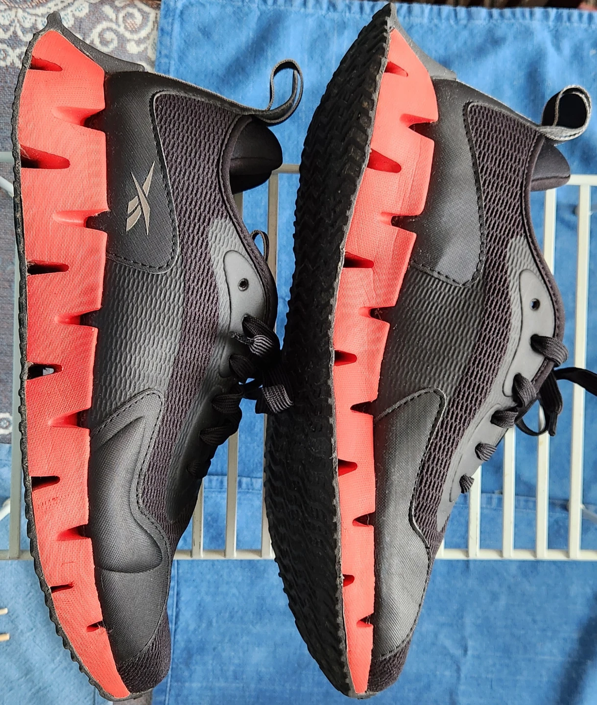 Reebok men's 9.5 to small for my feet. Smoke .pets free home