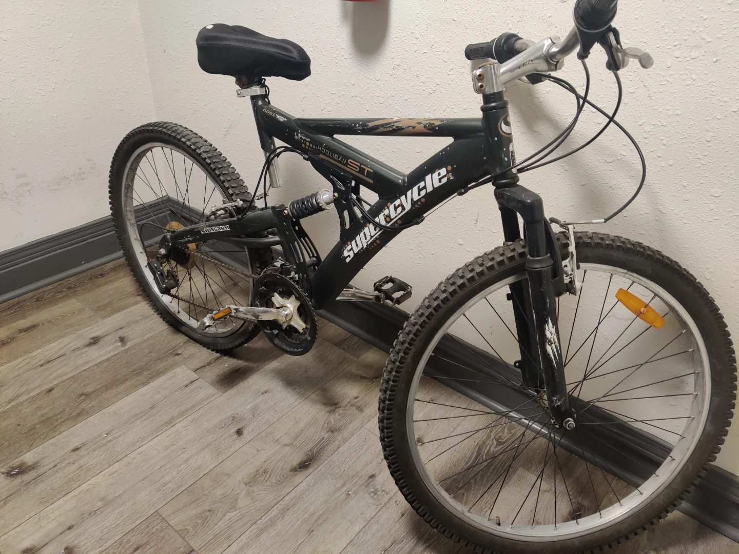 ADULT MOUNTAIN BIKE