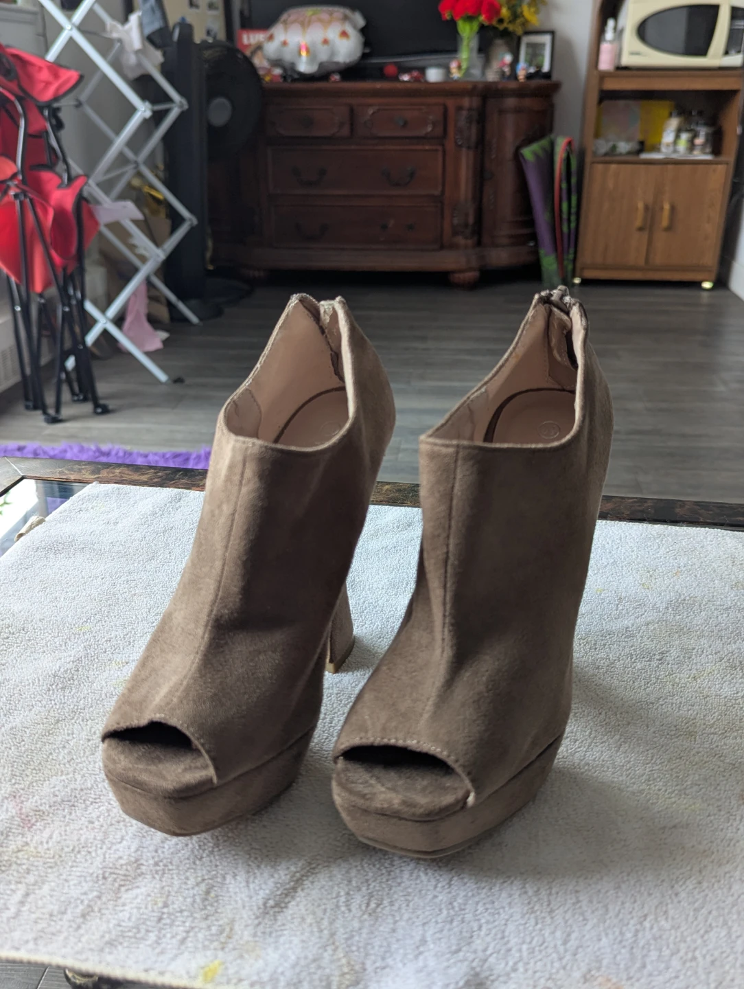 Wild Diva Lounge Peep-Toe Heels - Size 6.5