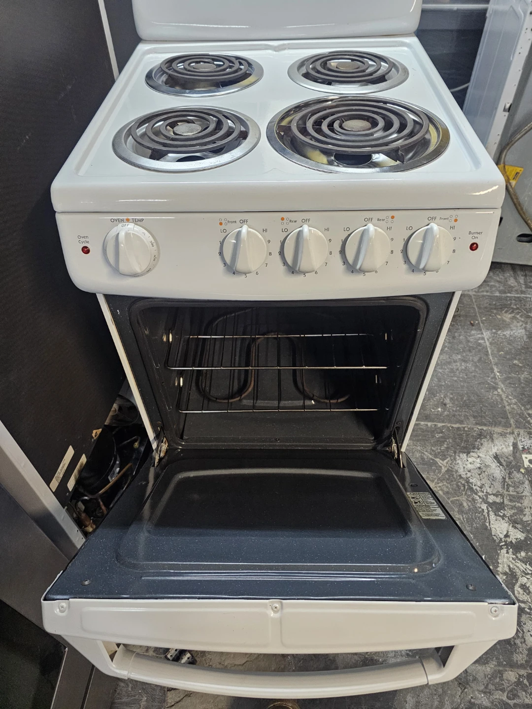 Hotpoint 20in white Electric stove - photo 2
